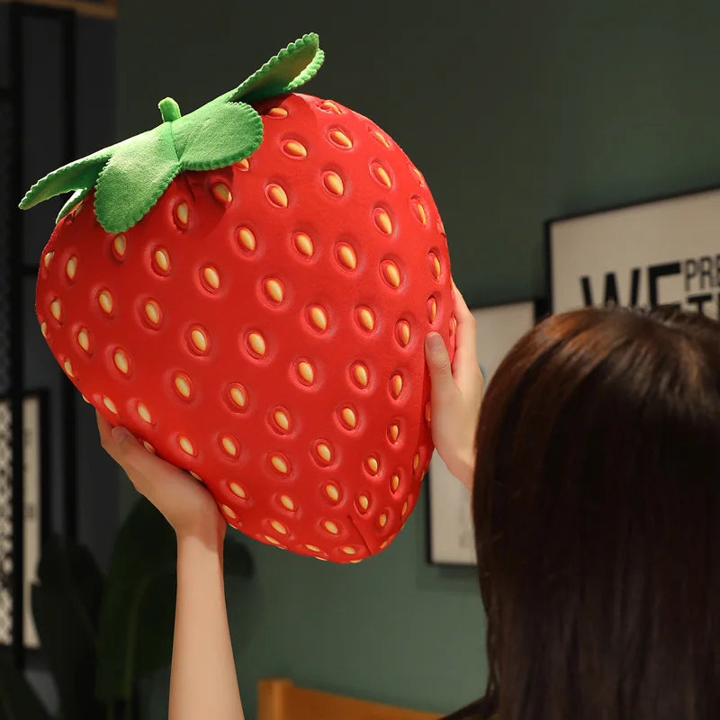 Coussin fraise geante kawaii rose, cadeau a moins de 30 euros