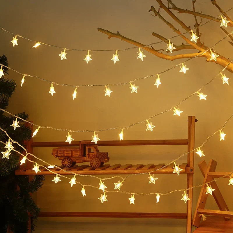 Guirlande lumineuse LED etoiles pastel dans une chambre kawaii