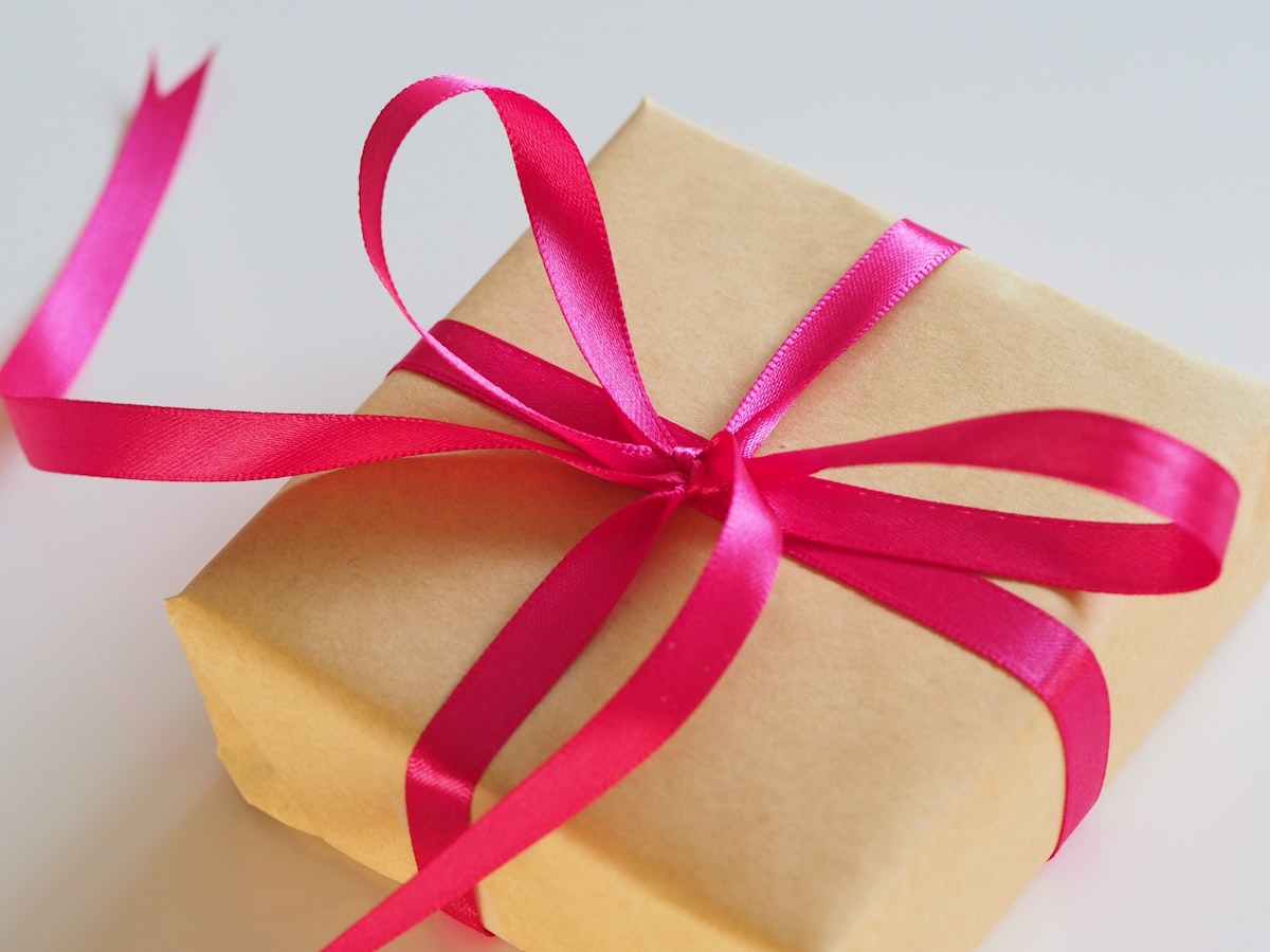 Cadeaux kawaii emballés avec rubans pastel roses et mignons