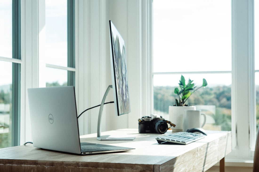 Desk setup kawaii aesthetic avec tapis de souris pastel et accessoires mignons