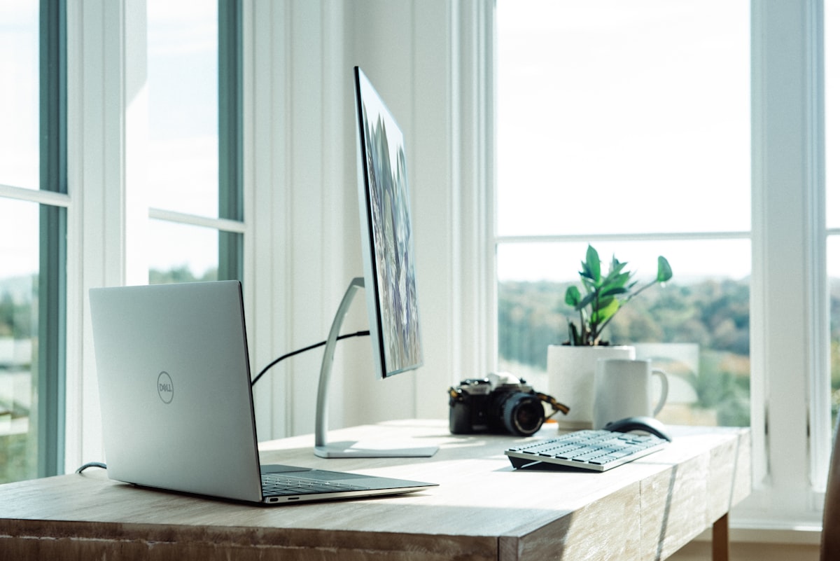Desk setup kawaii aesthetic avec tapis de souris pastel et accessoires mignons