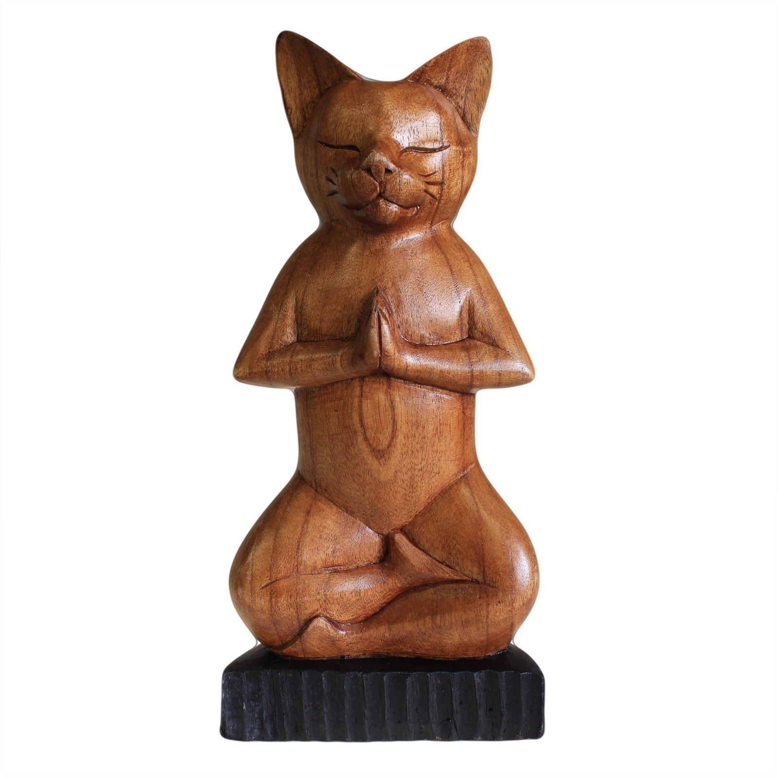 Chat de yoga en bois